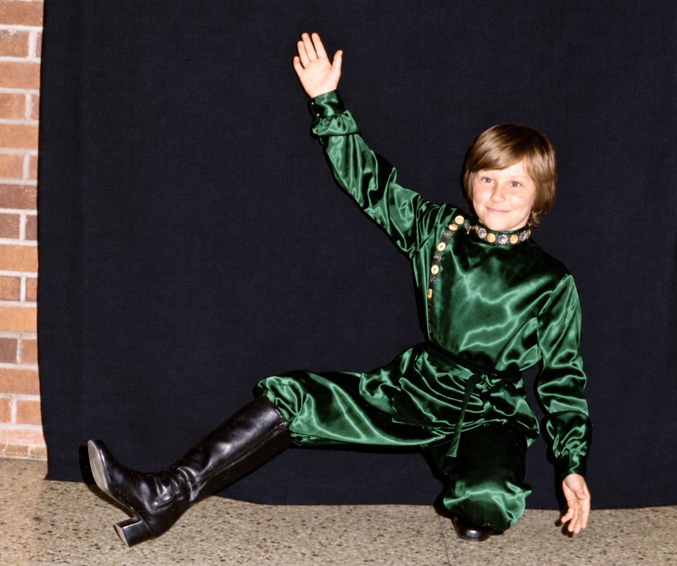 Jo adolescent en costume vert lors d’une danse folklorique