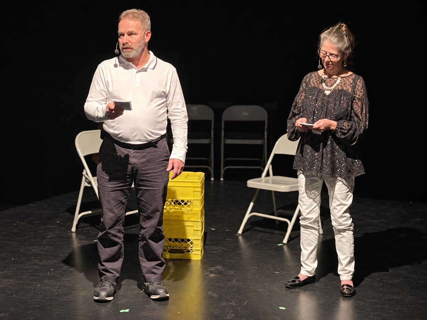 Jo sur scène lors d’une pièce de théâtre à narration bilingue